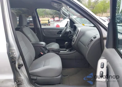 2005 Ford Escape Xlt z USA, uszkodzony, nr VIN 1FMCU93115KC10947